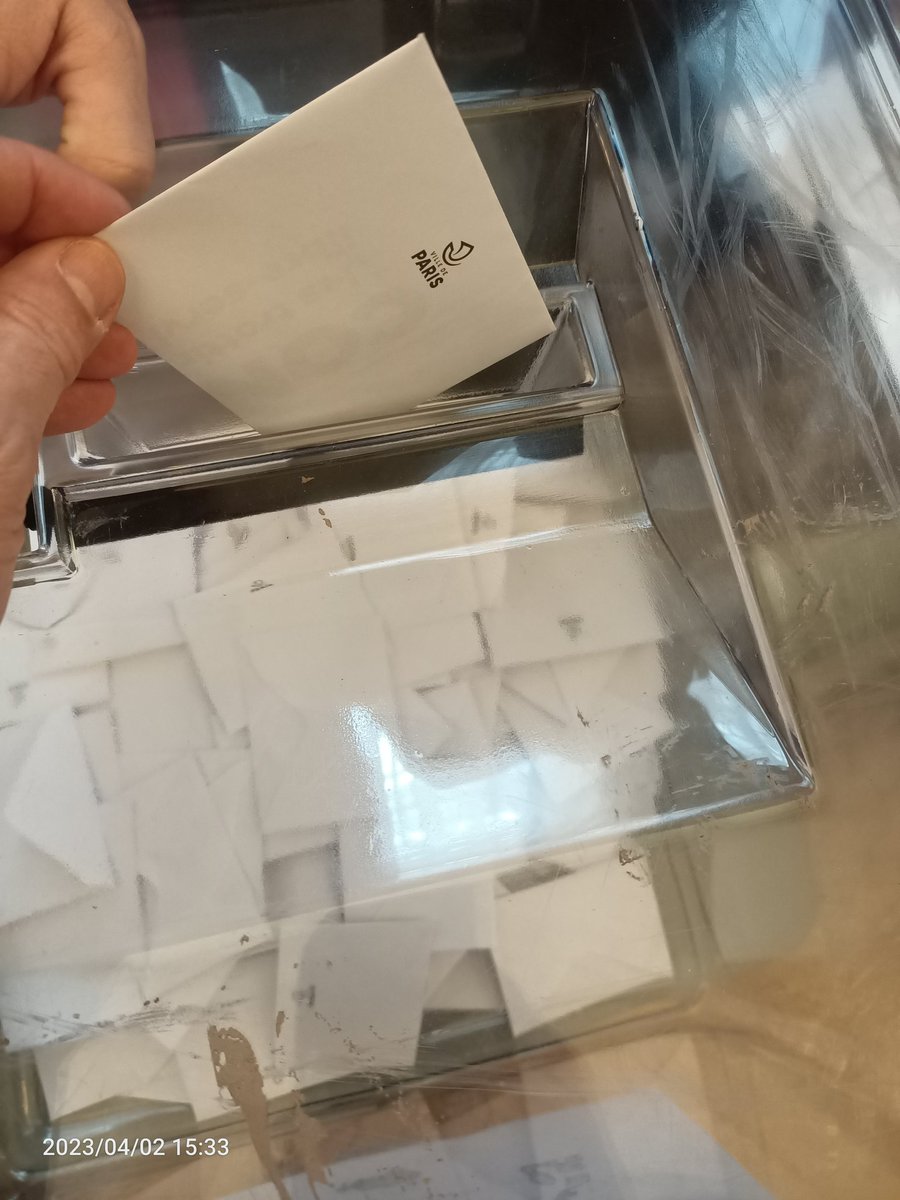 JacquesROYBIN's tweet photo. A voté ! 
Votation parisienne pour ou contre les trotinettes en libre-service (version soft). Pour ou contre ces p***** de m**** de trotinettes qui font ch*** tout le monde sur les trottoirs (version plus sincère mais respectant tout de même le secret de l'isoloir). 
#votation https://t.co/R6KaIjHVK1