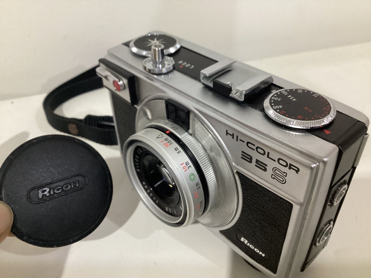 godbless__store's tweet photo. Ricoh hicolor35s ซื้อมา4200 ส่งต่อ 3300 รส
📷มีสายคล้องมือให้
📷ฝาเลนส์ยี่ห้อเดียวกัน
📷ไม่มีถ่านก็ถ่ายได้ ใช้วัดแสงเท่านั้น ถ้าแสงพอ ช่องมองภาพจะขึ้นจุดเขียว
#กล้องฟิล์มมือสอง #ขายกล้อง #ส่งต่อกล้องมือสอง #ส่งต่อกล้องฟิล์ม  #ขายกล้องฟิล์ม #ส่งต่อ #ขายต่อ #ของมือสอง #มือสองสภาพดี https://t.co/ypnEhFeJlS
