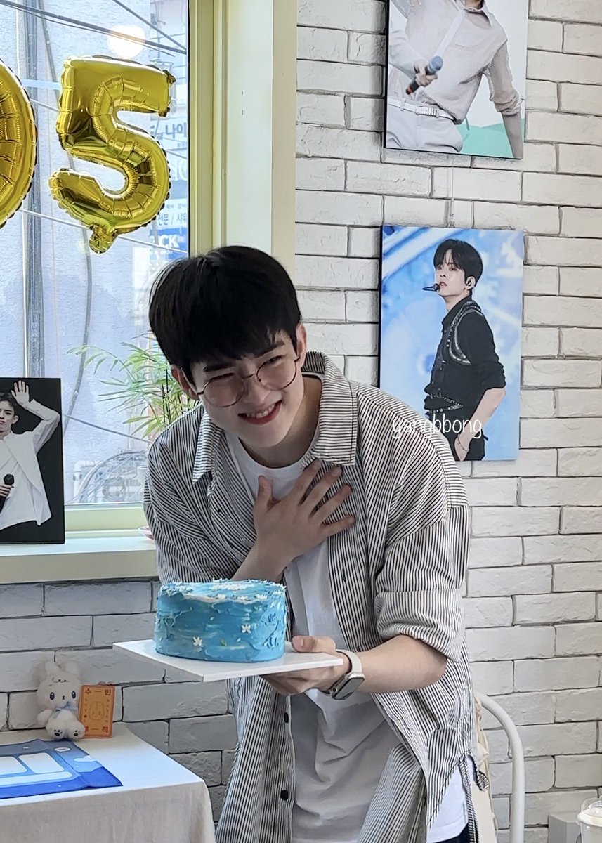 yangbbong__sub's tweet photo. 수빈아, 수빈이의 생일을 맞아 앨리스들은 너무나 행복한 주말을 보냈어💛 이 순간을 만들어준 수빈이, 앨리스 모두 너무 감사드립니다💙
수빈이의 25번째 생일을, 수빈이의 25살을 진심을 다해 응원할께! 영원히 숩프할테닷.
사랑둥이 정수빈, 우리의 자랑!😭❤️

#정수빈 #수빈 #SUBIN #빅톤 #VICTON https://t.co/GLBYVV1ppE