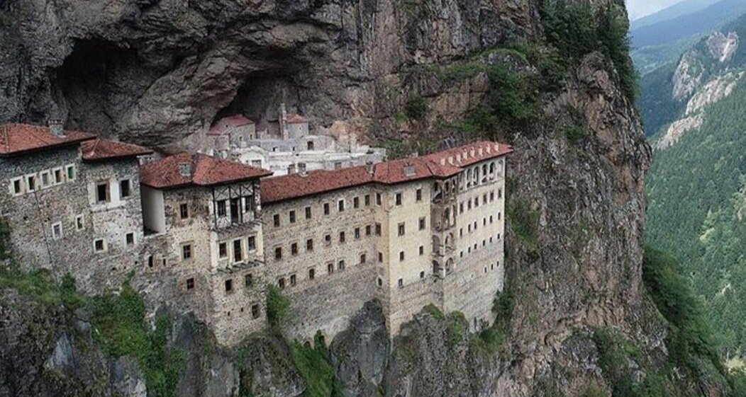 Sümela Manastırı'nın adı Lazca. Lazcanın Yunanca veya Rumcayla ilgisi yok. Sumela teslis inancındaki üçlemedir, "sum" dan gelir, Lazca üç demektir. Lazca ve Gürcüce Kafkasya Dil Grubu'nun genetik bir öbek olan Kartveluri dil ve lehçelerinden oluşan Güney Kafkasya öbeği içindedir.