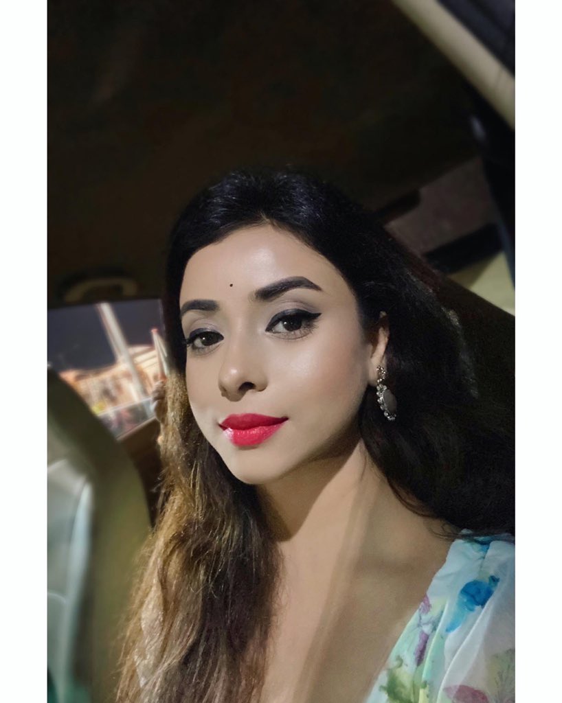 SingerShreyasi's tweet photo. When good lighting compels you to take a few pictures ✨ https://t.co/LMYAIr52cv
