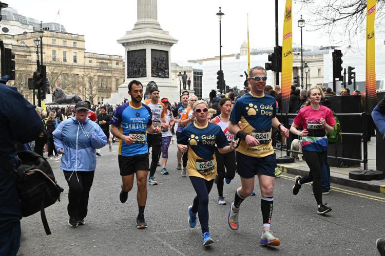 barton_kell's tweet image. Fantastic @LLHalf this morning - great atmosphere and good to run past so many iconic landmarks.

Loved running (and fundraising) for @guidedogs too!

#blind #BlindRunner #GuideRunner #fundraising #London #Landmarks