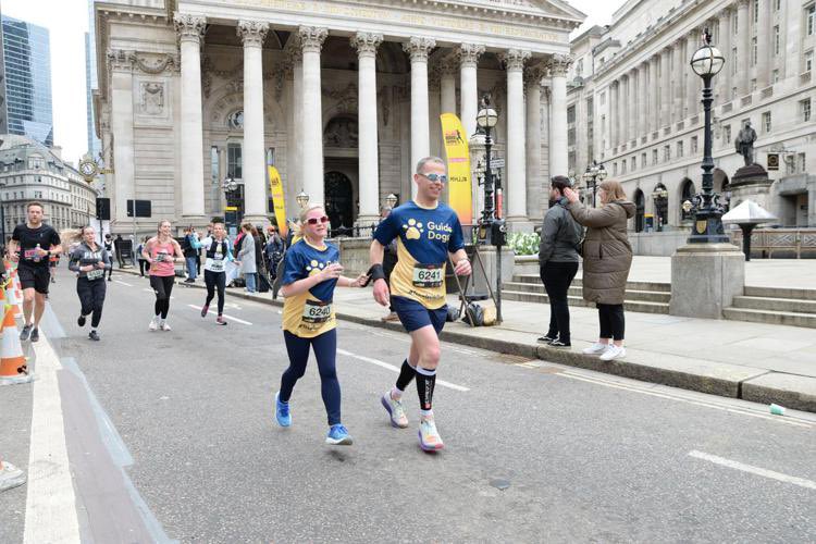 barton_kell's tweet image. Fantastic @LLHalf this morning - great atmosphere and good to run past so many iconic landmarks.

Loved running (and fundraising) for @guidedogs too!

#blind #BlindRunner #GuideRunner #fundraising #London #Landmarks