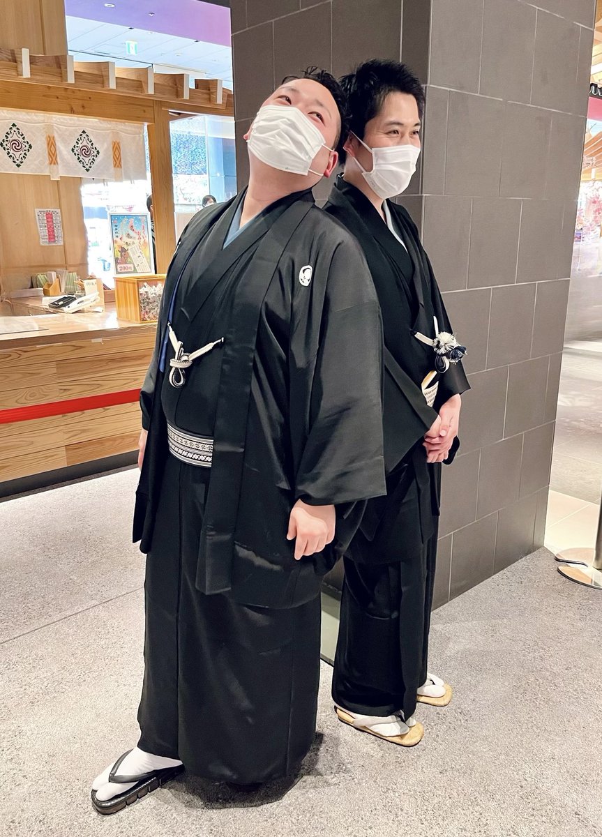 a_i_m_e_r8's tweet photo. 黒紋付き姿で揃うと本当にカッコいい♡
晴太さんと昇咲さんはお洋服姿でパシャリ📸
皆さん良い顔しとんしゃ〜ね*ˊᵕˋ*✨

#ルート9  #落語　#講談
#めがねチーム👓  #さば弁🐟
#3three🍑🍵🌸 https://t.co/pslVz7sMtV