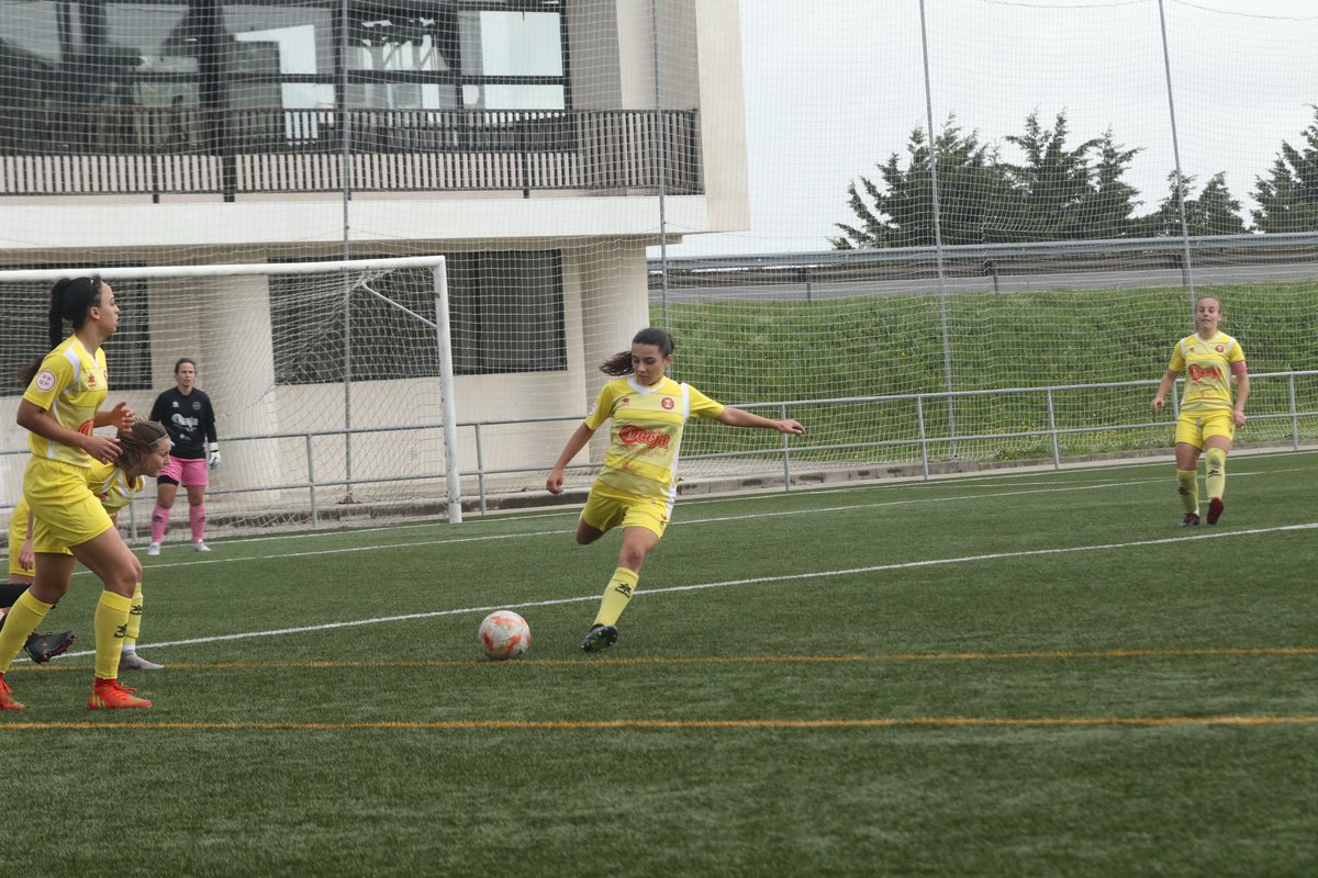 cdoceja's tweet photo. 📸 Nos gusta más sobre el terreno de juego, pero a @Sariittaa17 tampoco se le da mal utilizar la cámara.

🤔 ¿Qué os parecen algunas de las fotos que ha hecho hoy? https://t.co/71sL1kyimS