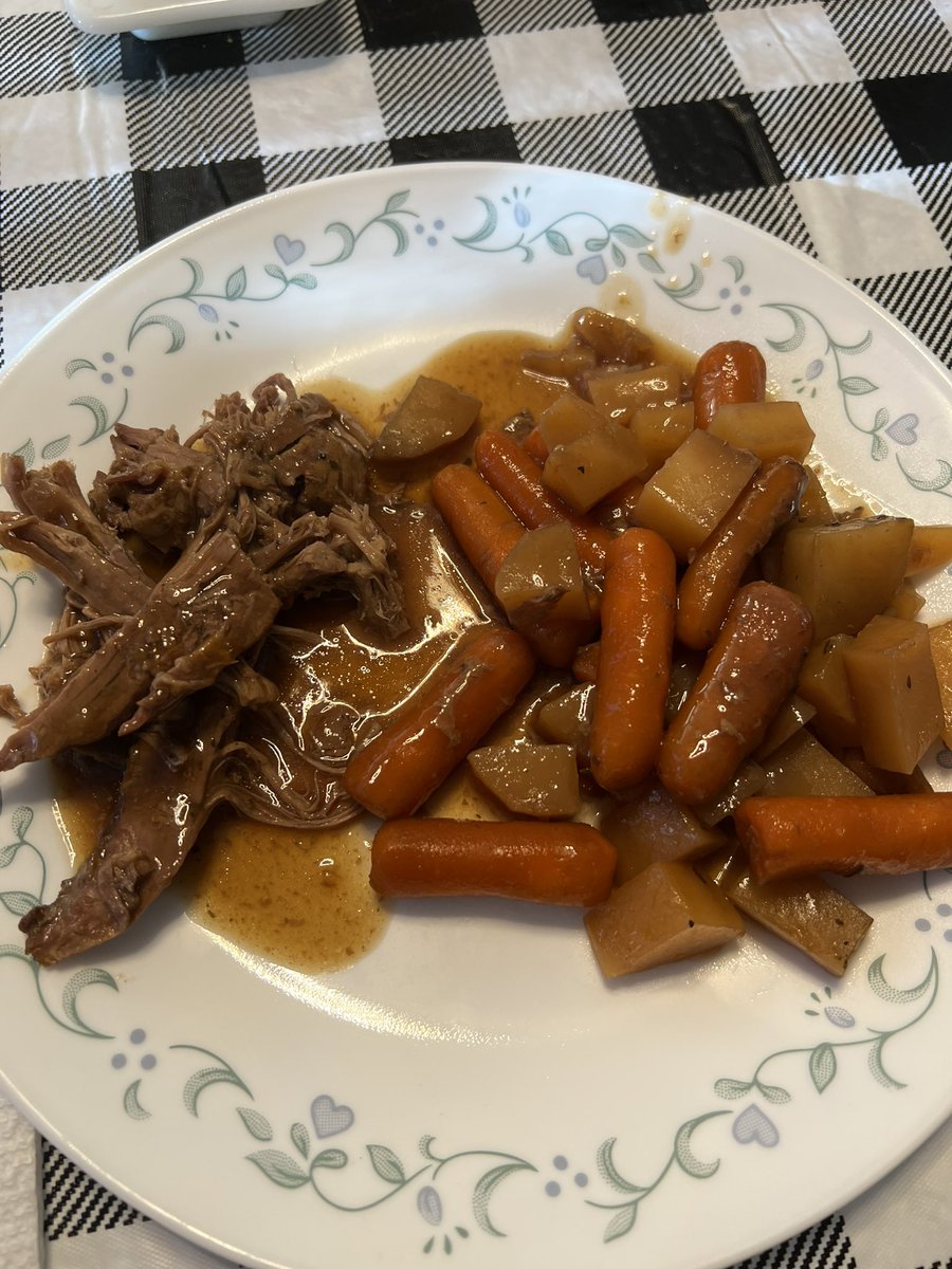 JenAubreySmith's tweet photo. Pot roast with carrots and potatoes 😋 https://t.co/xicad0KWUC