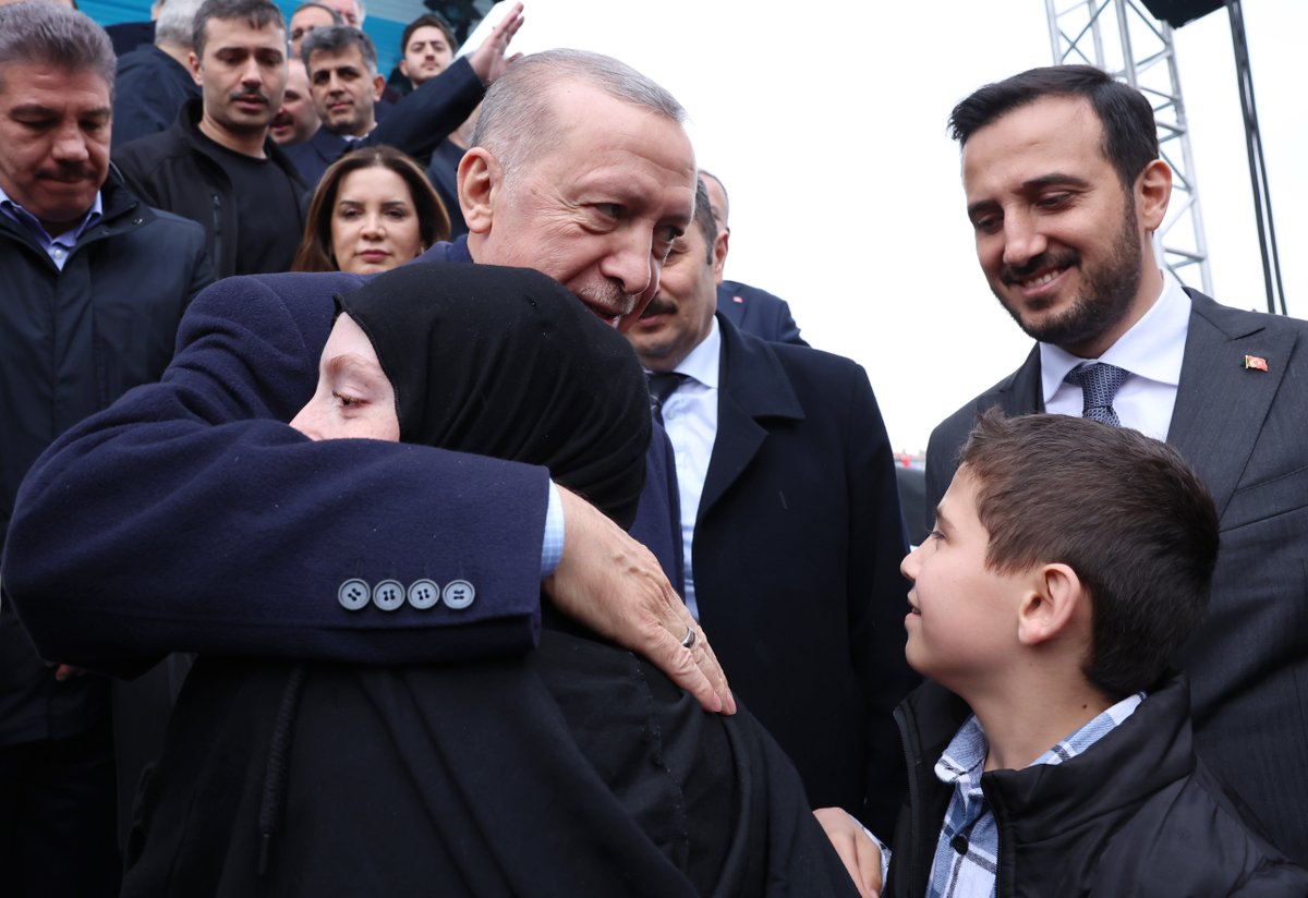 RTErdogan's tweet photo. Bağcılar, 14 Mayıs’ta “kumar masası”nı sandığa gömmeye hazır. Teşekkürler Bağcılar, teşekkürler İstanbul! 🇹🇷 https://t.co/AkIp2YLiSW