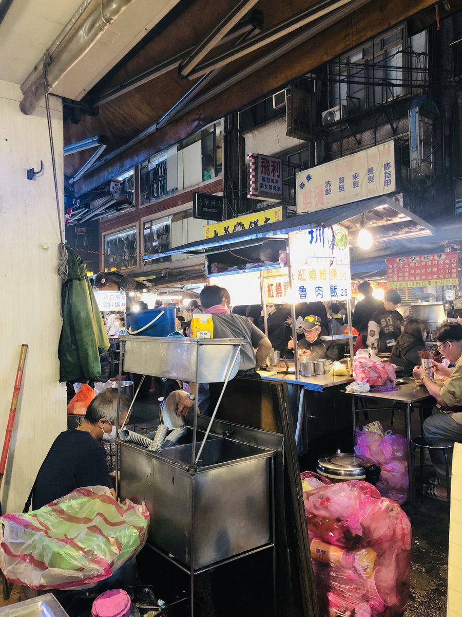 Blue__1009's tweet photo. 晚上衝去基隆夜市吃油飯、螃蟹羹
來這裡吃海鮮來補身體
不過夜市還蠻多人的😂 https://t.co/vRDvEEs4Bl