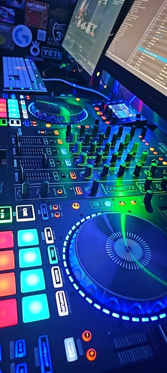 #ElectricChurchSundays is now live... tune in for those Sunday vibes
twitch.tv/djsicric