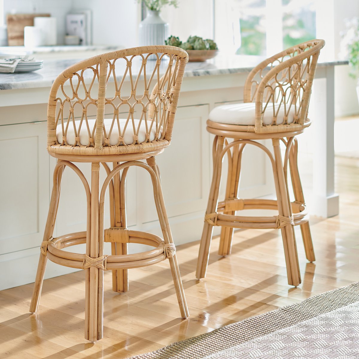 Our barstool roundup ✨ ---> bit.ly/3ZsaFp2
#grandinroad #loveyourhomemore