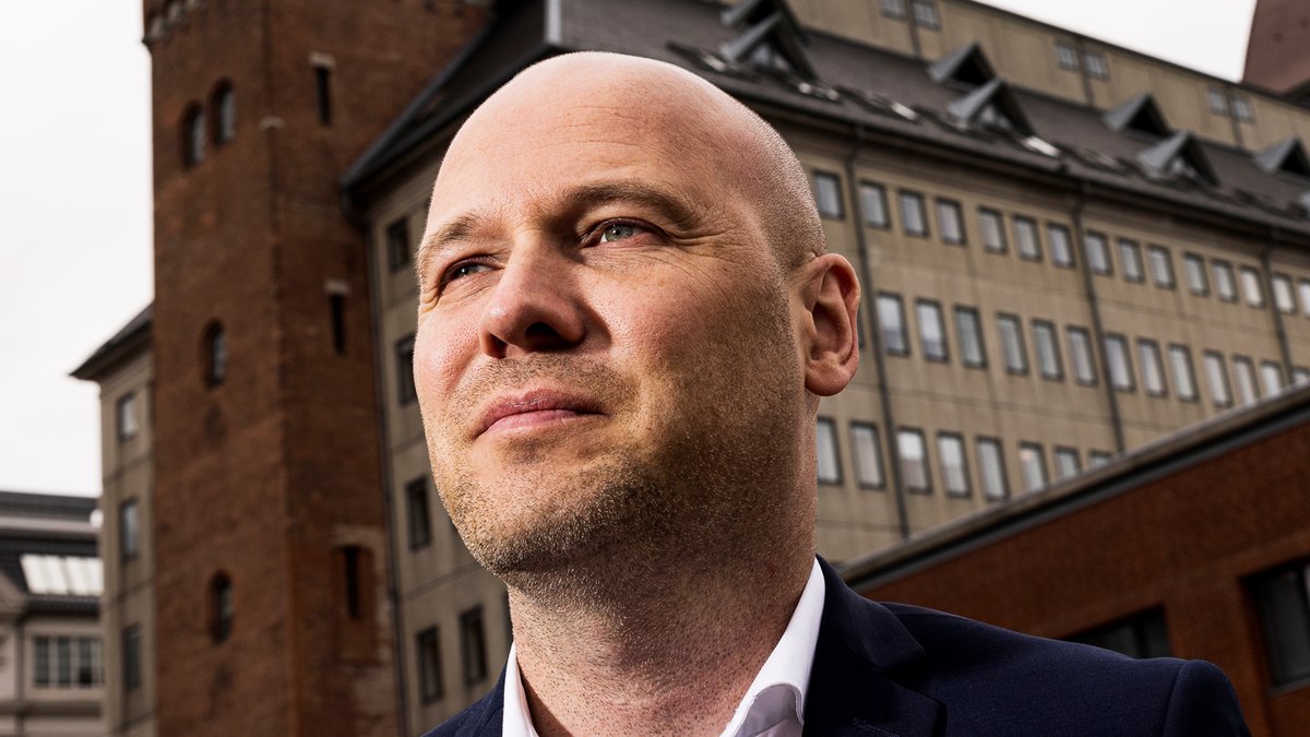 DagensMedicinDK's tweet photo. Formand for @regionerne er rystet over #kræftsagen på @AUHdk. Han slår fast, at han er blevet underrettet alt for sent og er i gang med at undersøge, om der er nogen, som ikke har løftet deres ansvar i sagen. #sundpol #dksund #dkpol 
https://t.co/AGd1jcaQeH https://t.co/ADlH4FGh20