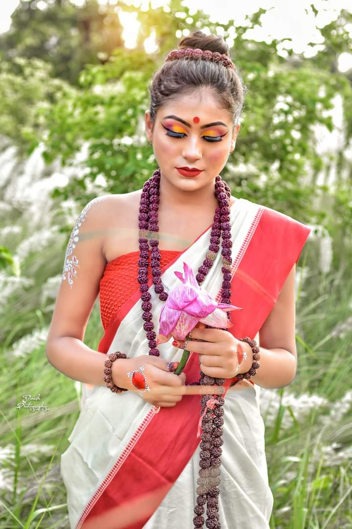 चैन से जीने के लिए चार रोटी
और दो कपड़े काफी है , पर
बैचेनी से जीने के लिए चार
मोटर,दो बंगले और तीन
प्लॉट भी कम है , आदमी सुनता है
मन भर सुनने के बाद प्रवचन देता है
टन भर, और खुद ग्रहण नहीं करता कण भर
      जय श्री कृष्णा =शुभ रात्रि 🙏
<a href="/CherryS78457981/">Sandhya Venkatachari</a>