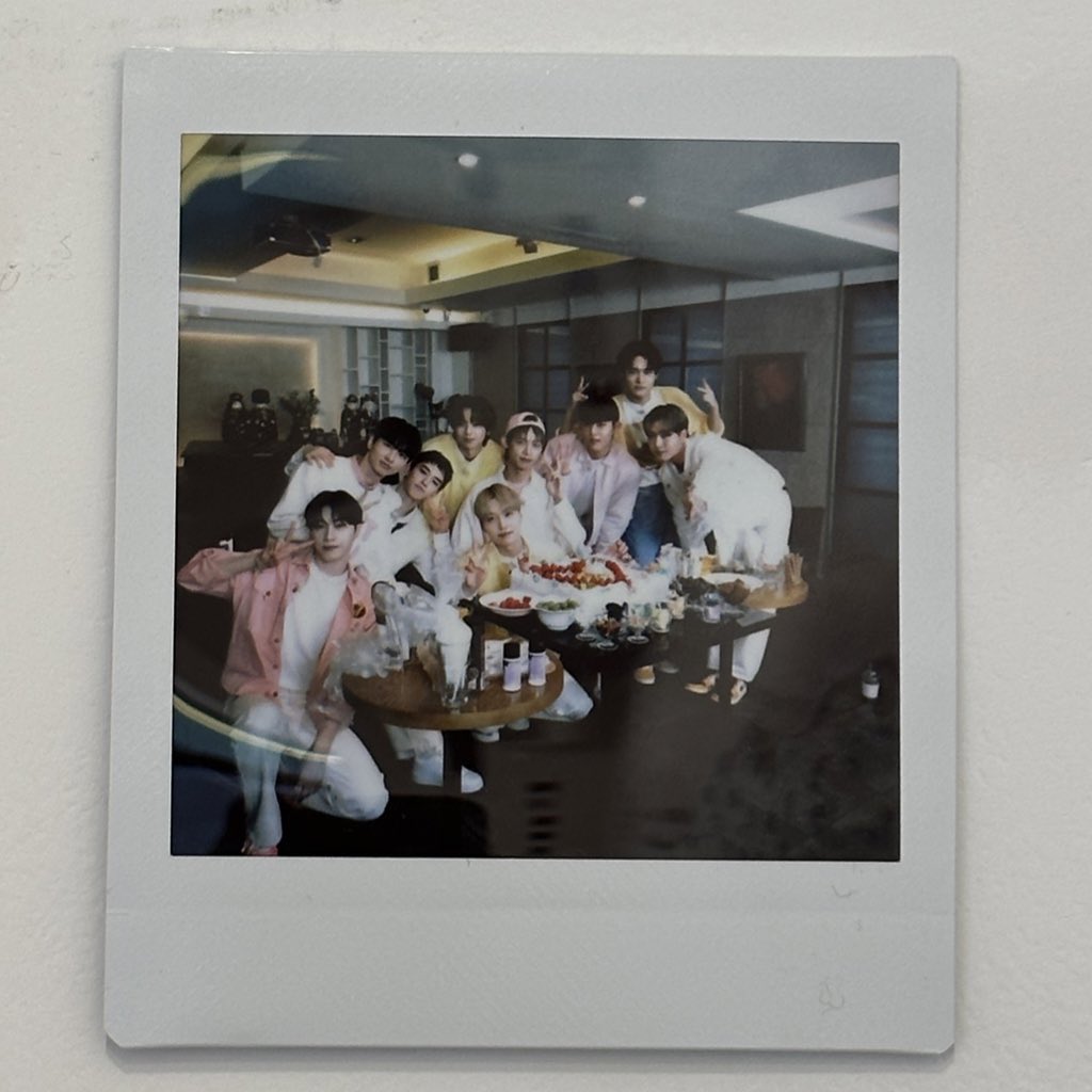 earldjf's tweet image. 4월의 시작을 티오원과 함께라 행복해요💛🩷
우리 티오원 사랑합니다아아 
#TO1_Springtime_TOgether