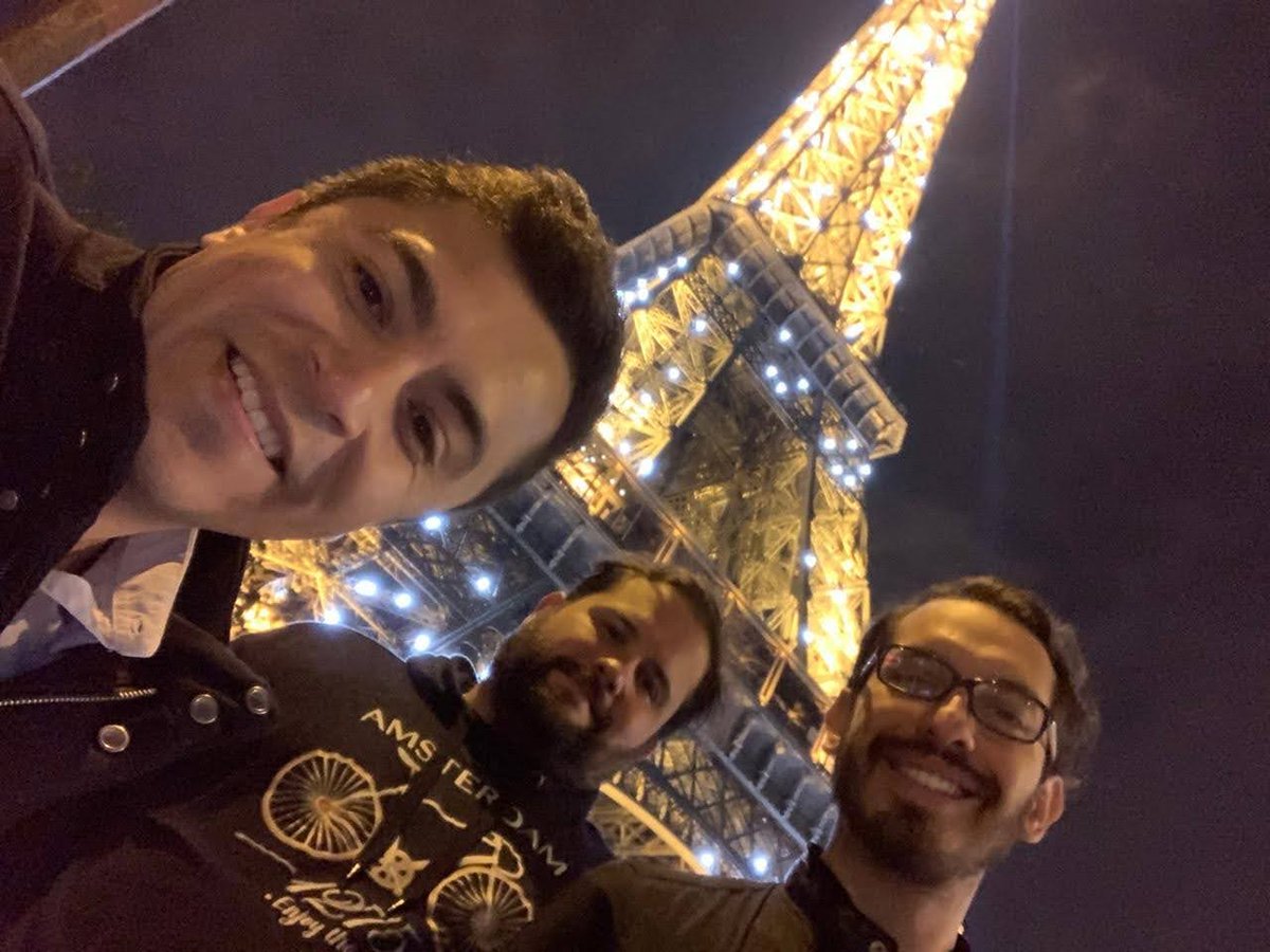defg83's tweet photo. Hermanos en París https://t.co/0dAWjxFH1N