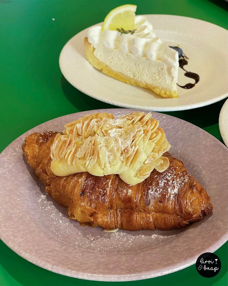 ☕️🐶 𝗣𝗘𝗧𝗥𝗜𝗖𝗛𝗢𝗥 𝗰𝗮𝗳𝗲’ คาเฟ่เปิดใหม่ย่านทวีวัฒนา ร้านสวย มุมน่ารักๆเยอะ เป็น Pet friendly มีสนามให้น้องวิ่งด้วยนะ
😋เมนูซิกเนเจอร์ White Mocha อร่อยเลยค่ะ เป็นกาแฟกับไวท์ช็อกโกแลต หอมนัว หวานนิดๆ 🥐ครัวซองท์ก็เด็ดนะ เป็นแนวฉ่ำเนย ไม่กรอบ <a href="/aroii/">@aroii บอกต่อ</a>