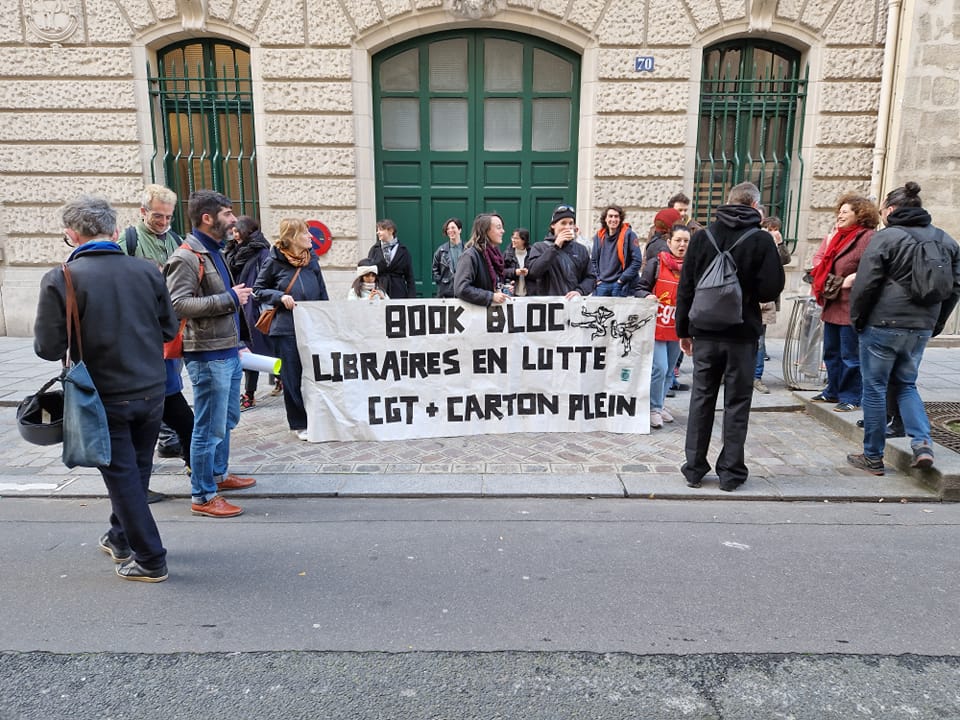ActuaLitte's tweet photo. Une libraire incarcérée et placée en garde à vue... pour avoir manifesté https://t.co/FwgCFOHg0K 

@Portes_Thomas @chikirouparis
#MonteEnLair #librairie #retraites #ReformeDesRetaites #greves #manifestation #justice #police https://t.co/D4X0lXECiJ