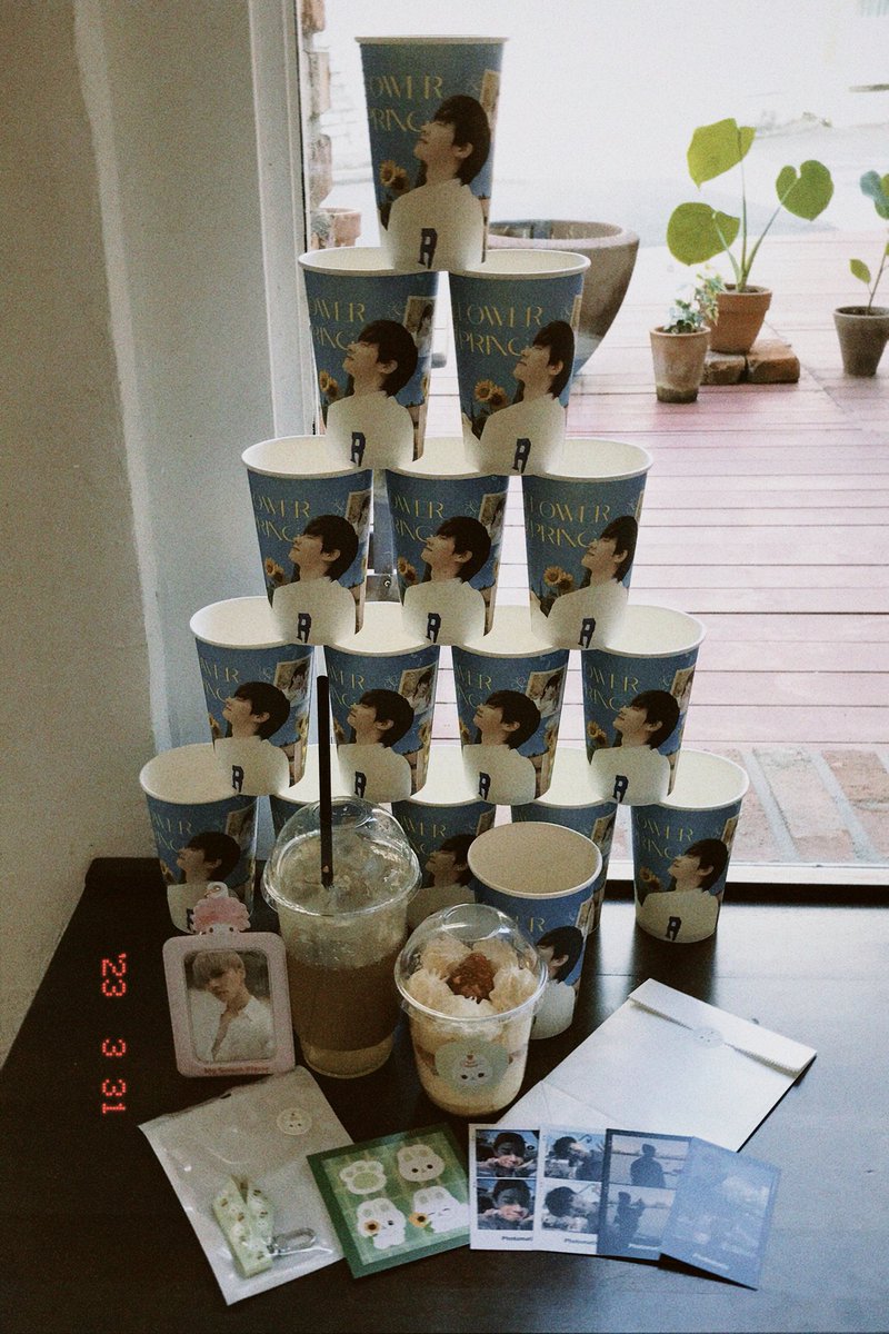 Super2545's tweet photo. 예쁜 생일카페 열어주셔서 감사해요💚
저의 감성과 맞는 카페였어요!!
그래서 그 느낌에 맞게 찍어보았습니다!
따뜻한 느낌의 생카였어요!!!!
특전들도 잘 받았답니다!!!!

#햇살을_머금은_기광이의_계절
#Will_You_Be_Our_Spring https://t.co/8m72Op3yHL