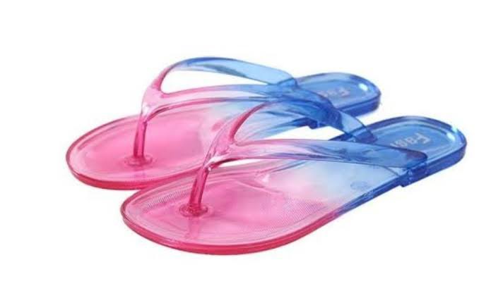 แต่soงเท้ายังไม่ได้uะ กุชชี่อะไรคร๊ มันต้oงรoงเท้าllก้วใสหลากสีเหยียUน้ำทีลื่นหัวแตกตายคร๊ !!?!!!!