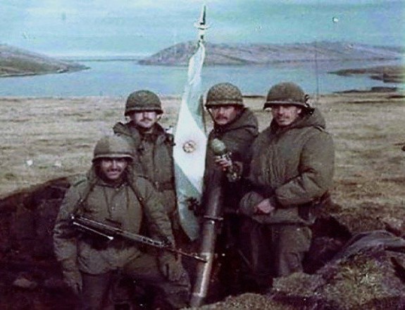 "Hay que recuperar, mantener y transmitir la memoria histórica, porque se empieza por el olvido y se termina en la indiferencia"
José Saramago (2005)

A 41 años de Malvinas 

2 de abril, Día del veterano y de los caídos en la guerra de Malvinas.