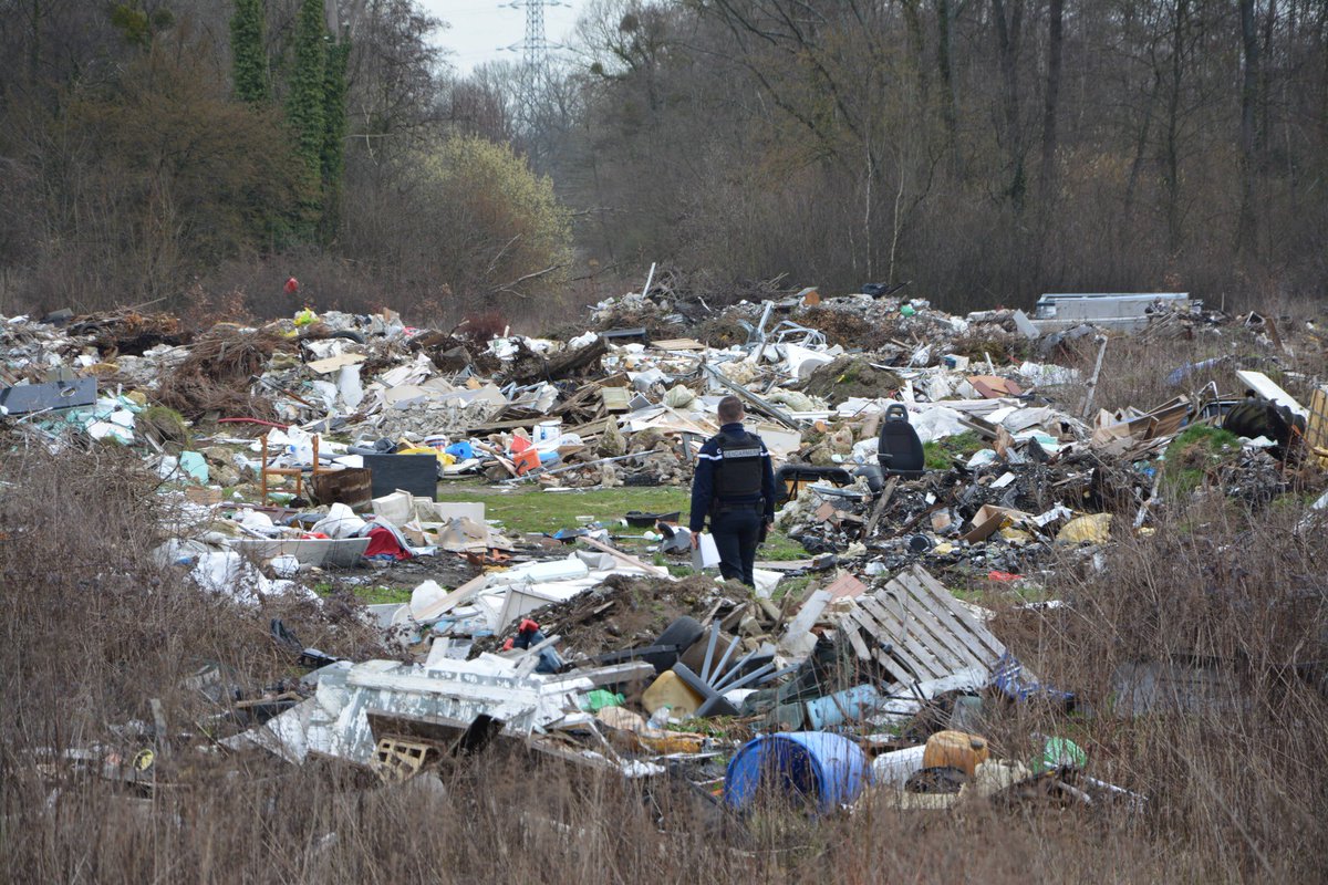 Gendarmerie's tweet photo. #Environnement ♻️ Pour lutter contre les atteintes à l'environnement, les #gendarmes participent à des opérations « territoires propres ». 
L'objectif ➡️ s'assurer du respect des règles liées à la protection de l'environnement et empêcher les dépôts sauvages. 
@Gendarmerie_060 https://t.co/eYjd4jbslB