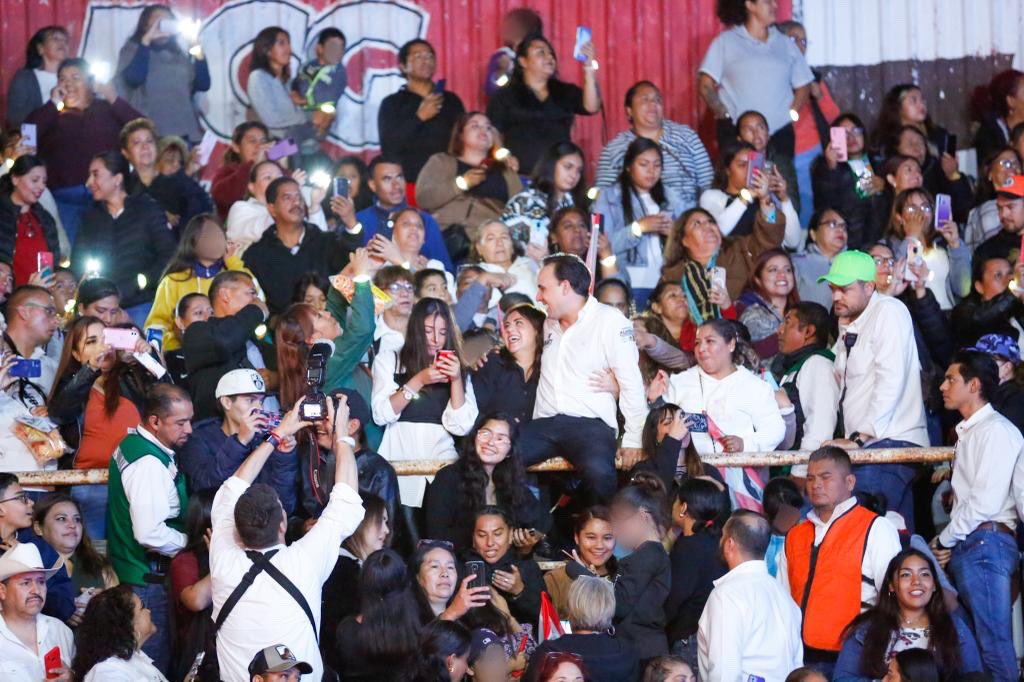 manolojim's tweet photo. ¡Vamos con todo y #PaDelanteCoahuila! Agradezco a los miles de coahuilenses que nos acompañaron al arranque de nuestra campaña por la gubernatura de #Coahuila. Por amor a nuestra tierra y a nuestras familias, conformamos una gran Alianza Ciudadana por la Seguridad (1/2) https://t.co/adzYcGltnw