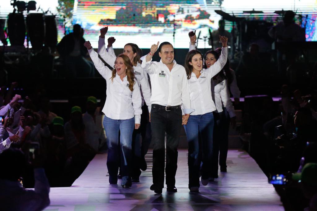 manolojim's tweet photo. con la que vamos a llevar a #Coahuila al siguiente nivel. Aquí puro pa' delante, porque pa' trás ni pa' agarrar vuelo. 👍🏼🤠💪🏼 (2/2) https://t.co/63d7xo7cde