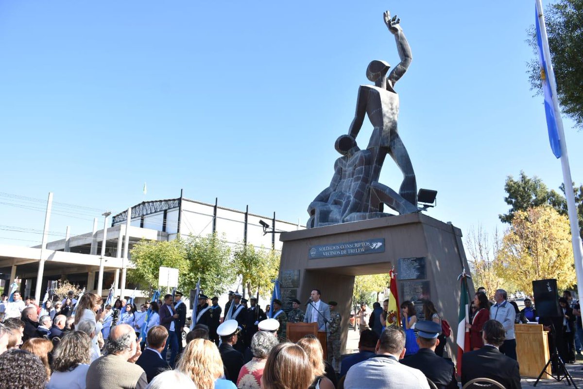 TWAMADERNA's tweet photo. Este 2 de Abril ratificamos la necesidad de malvinizar nuestra sociedad, reivindicando a nuestros héroes y ejerciendo una memoria activa.
Sigamos reclamando pacíficamente por nuestras islas.

¡#MalvinasArgentinas por siempre! https://t.co/0GxOIilLJI