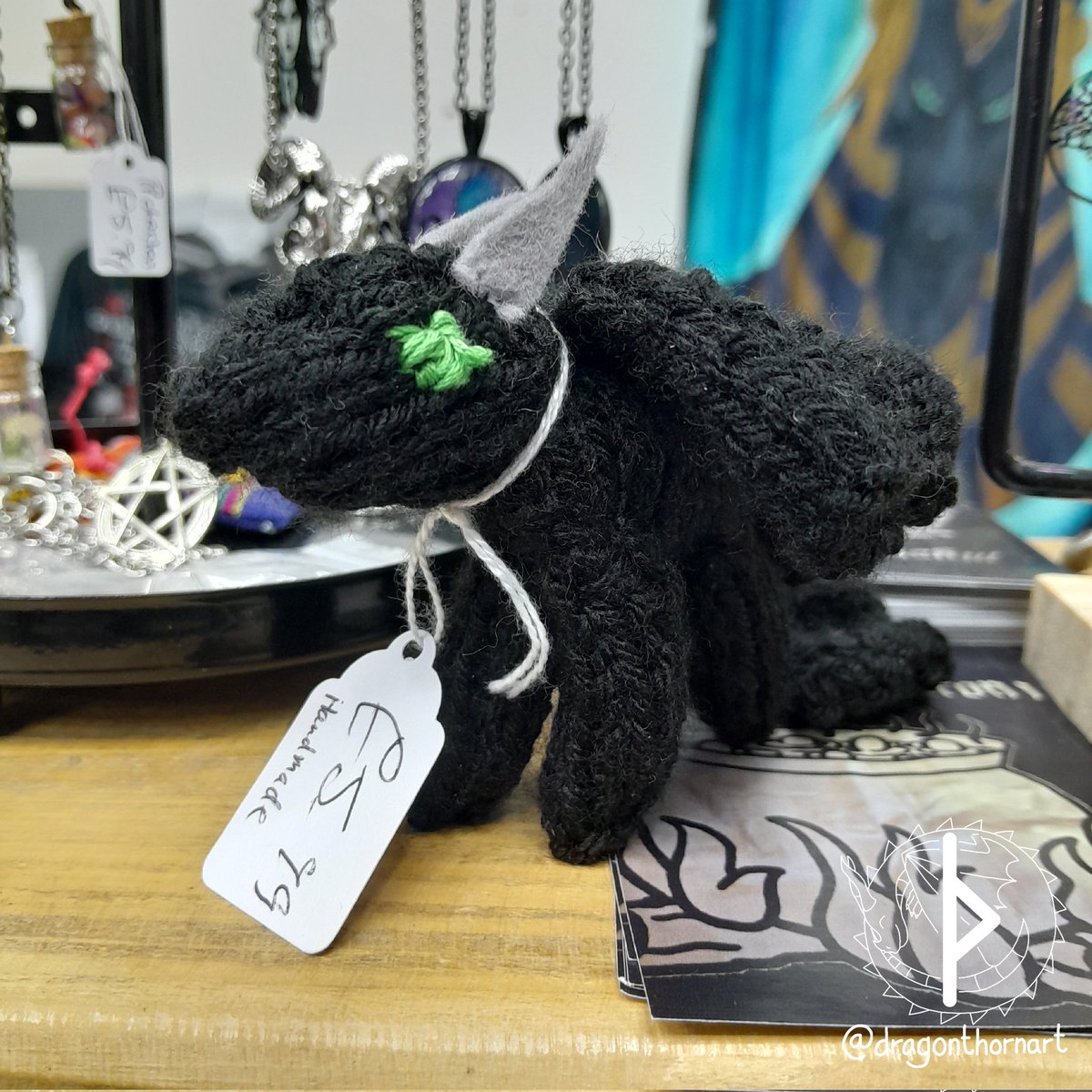 dragonthornart's tweet photo. This week I knitted my first dragon in a while, adapting my pattern so the "ears" were horns made of felt instead, and changing the safety eyes to embroidered ones. https://t.co/2vbB93SWP8