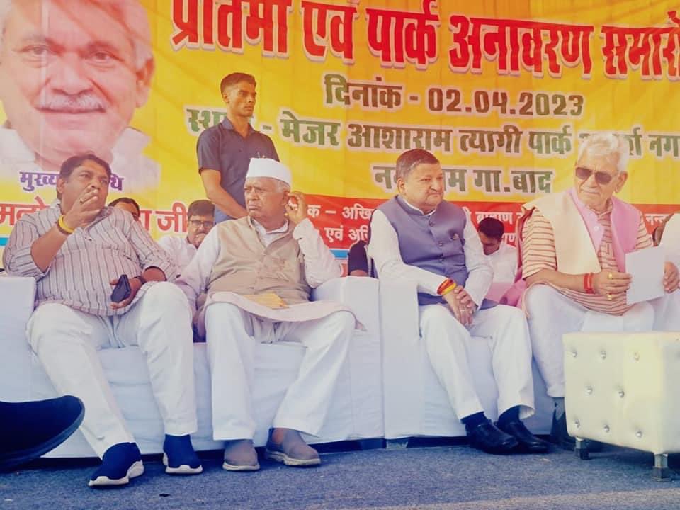 sanjivsharmabjp's tweet photo. #साहिबाबाद_विधानसभा के नंदग्राम क्षेत्र में 
शहीद मेजर #आशा_राम_त्यागी जी पार्क एवं प्रतिमा लोकार्पण कार्यक्रम में शामिल हुआ । मुख्य अतिथि के रूप मे जम्मू कश्मीर के महामहिम उपराज्यपाल श्री #मनोज_सिन्हा जी उपस्थित रहे। https://t.co/ZcqD18kfbe