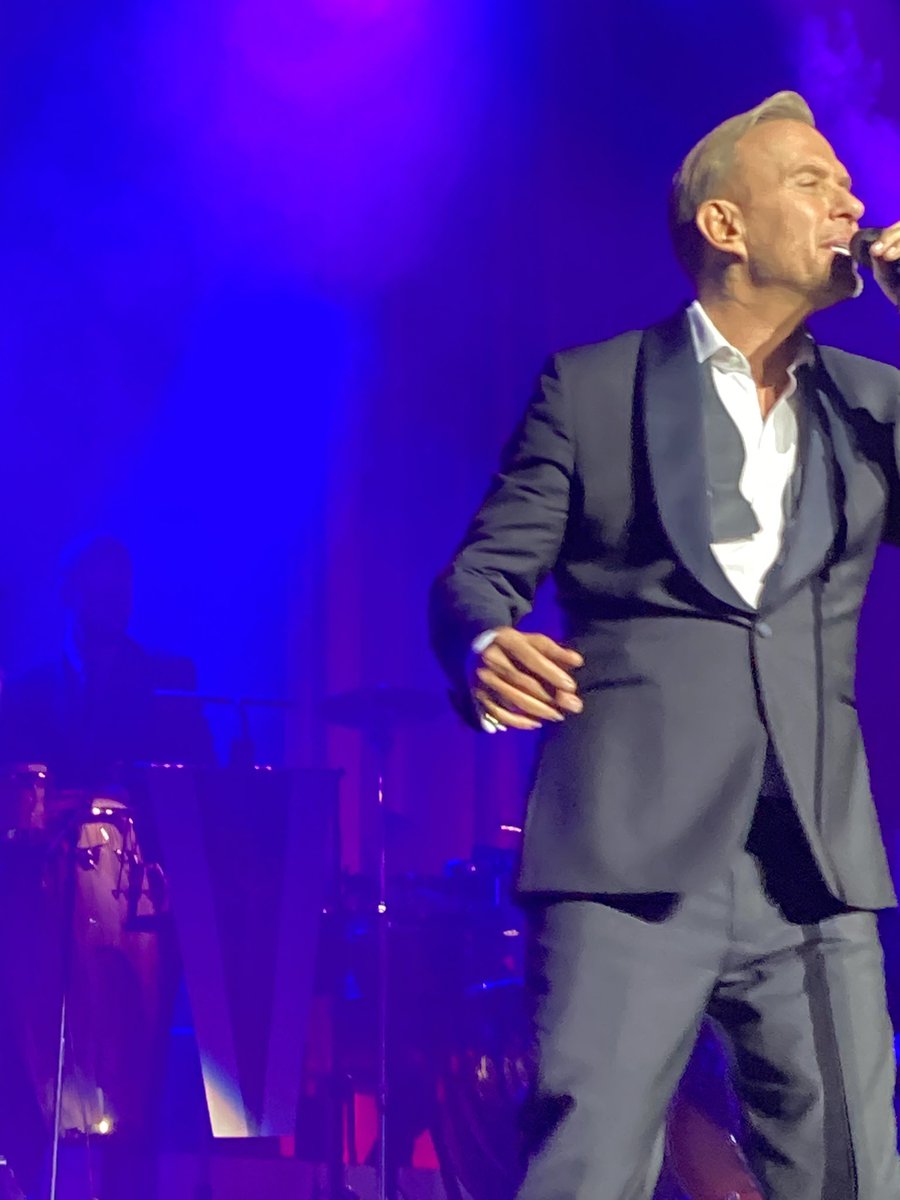 rclaydonsmith's tweet photo. Fabulous evening watching the fabulous @mattgoss with his big band at Brighton. Great performance, lots of laughs, singing, spreading love and happiness #love #brighton #Gratitude https://t.co/fDc1efUk22