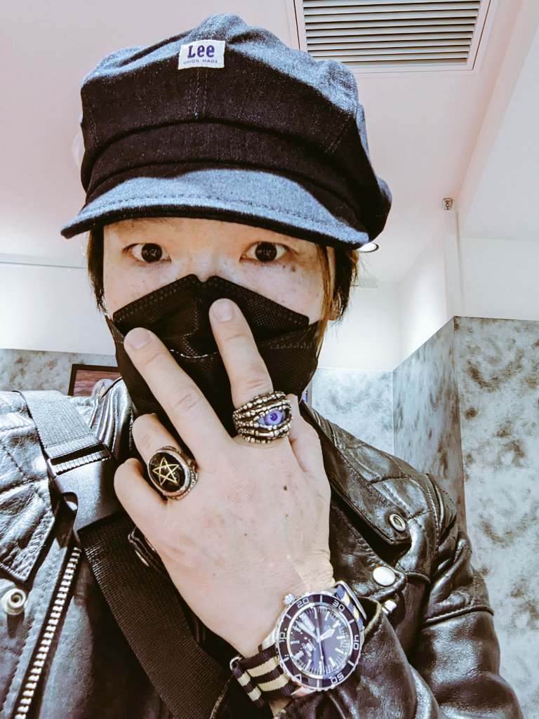CWffHUlcbGotrap's tweet photo. 先日
#Lee キャスケット
#ウルフレザー ライダースジャケット
#BlackSabbath #bornagain Tシャツ
#BIGJOHN ベルボトム
#slowwearlion ブーツ
#alexstreeter エンジェルハートリング大阪ブラック
※#義眼リング はアンティークショップ購入。
#SEIKO セイコーファイブスポーツ逆輸入
#腕時計は右腕派 https://t.co/3h3KOAMNJn