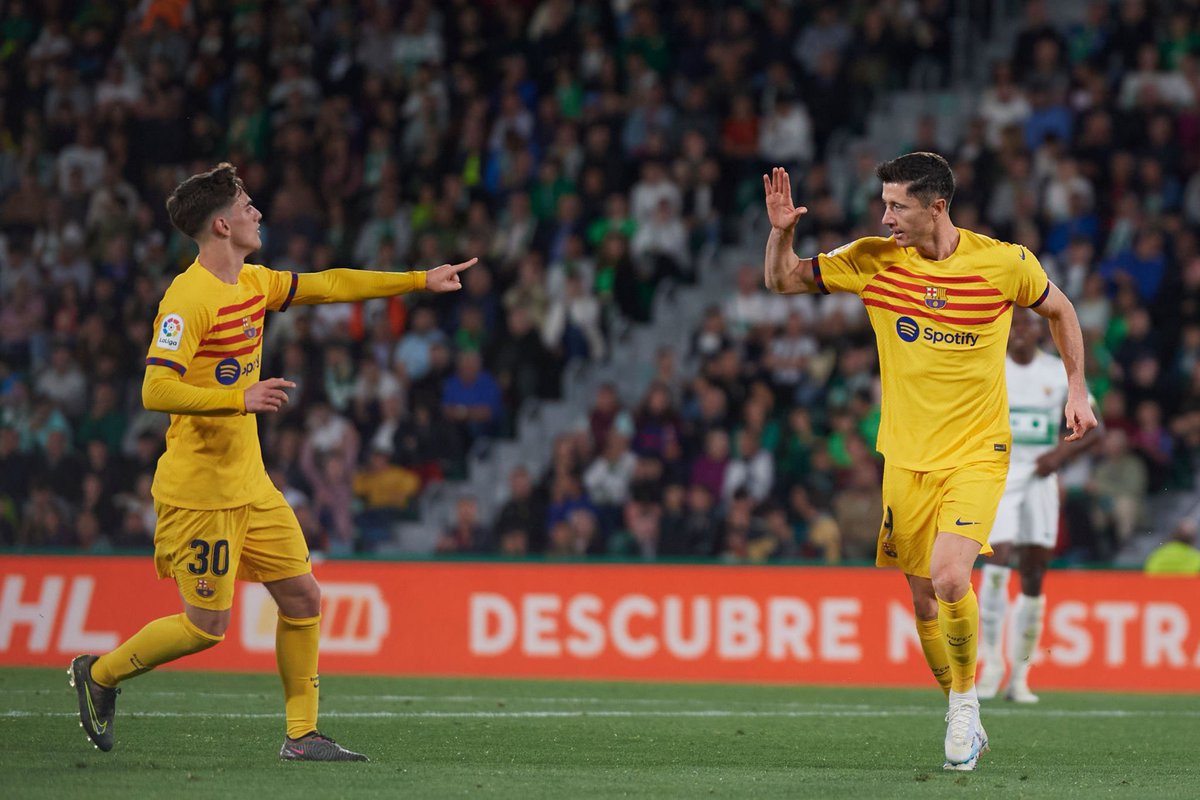 LeTerrain__'s tweet photo. La première saison de Robertinho Lewandowski au Barca : 

34 matchs ✅
34 G/A ⚽️🎯

Qui a dit que ça allait être un flop ? 👀 https://t.co/7orCeDOwF4