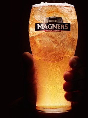 Calor…hielo…Domingo y…  **Sidra MAGNERS**  —> Irlanda, Sidra elaborada con 17 variedades de manzana, 4’5%, 56’8 cl. //
#IrishCider #Sidra @MagnersUK #Magners #Cider #SundayAppleSunday