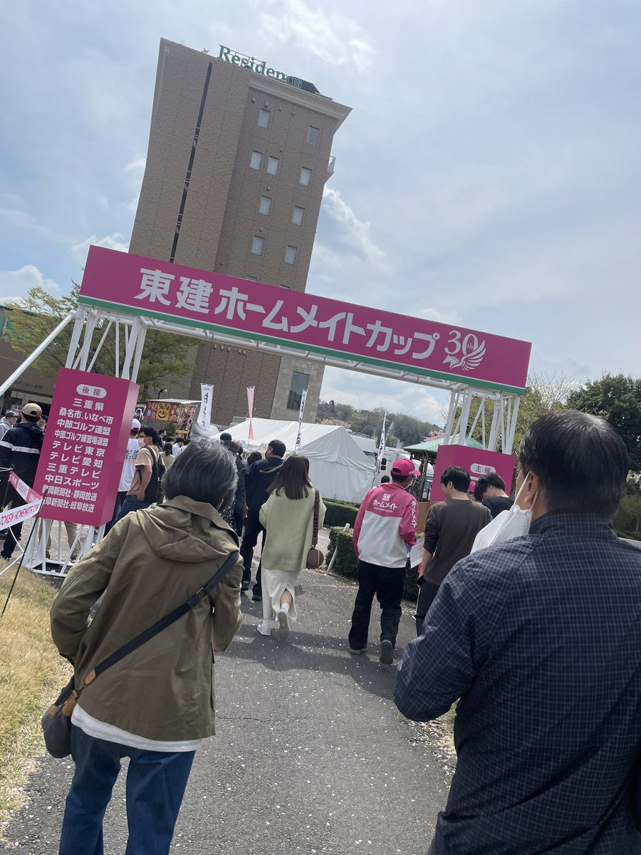 8957ssss's tweet photo. チケット貰ったからプロの試合を見て来た🏌️
自分も最近始めたから色々見て勉強してきた🐣

そして帰りにアウトレット寄ったら車でない日に限ってデカい袋だらけになった笑 https://t.co/PYWVxp7B5h