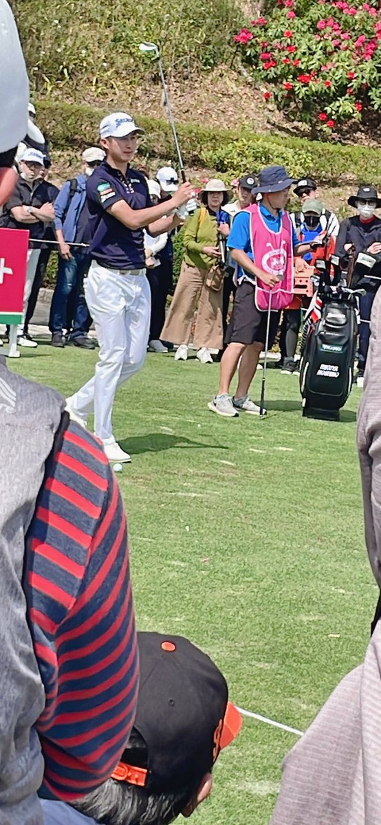 8957ssss's tweet photo. チケット貰ったからプロの試合を見て来た🏌️
自分も最近始めたから色々見て勉強してきた🐣

そして帰りにアウトレット寄ったら車でない日に限ってデカい袋だらけになった笑 https://t.co/PYWVxp7B5h