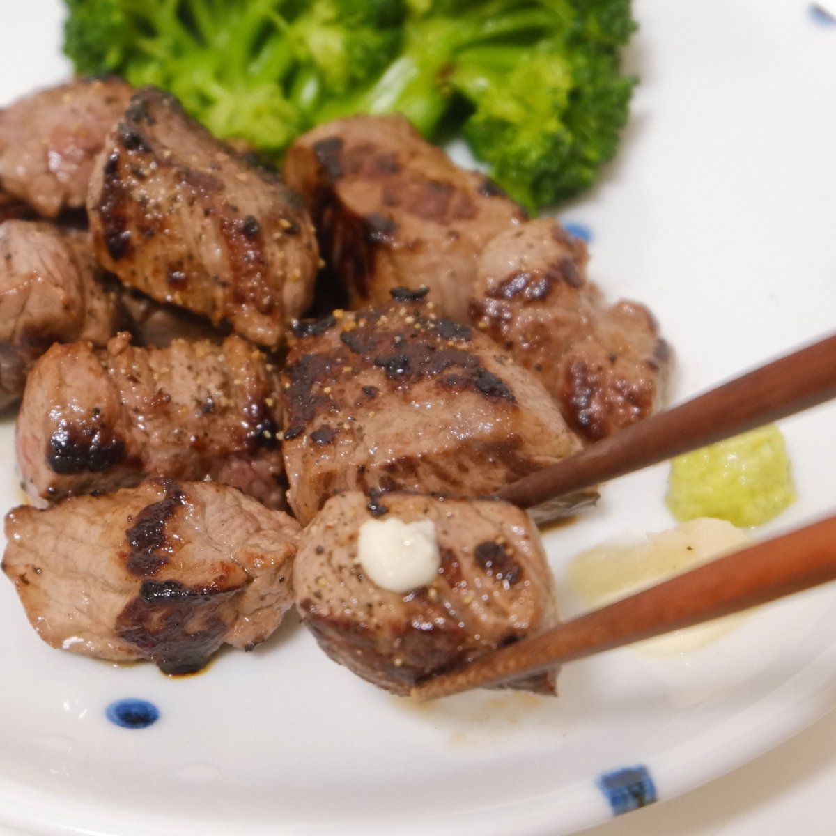 lemonsetoda's tweet photo. 【今日の晩餐】
コロコロステーキ
角切りの牛肉をジュジュッと焼いて、ワサビとレモン塩を添えました。
レモン塩はレモン果汁と塩を混ぜてからこまめにレンチンを繰り返して作りました。
#コロコロステーキ
#牛角切り肉
#レモン塩
#lemonsalt
#瀬戸田レモン
#setodalemon
#瀬戸田レモン亭 https://t.co/dLBWS0OS3Y