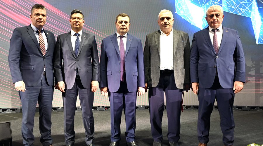 TÜRK METAL’DE PEVRUL KAVLAK İLE YOLA DEVAM

Türk Metal 17. Olağan Genel Kurulu, 2 Nisan 2023 Pazar günü yapılan seçimlerin ardından tamamlandı.

Haberin detayı için; bit.ly/42XxsvO
