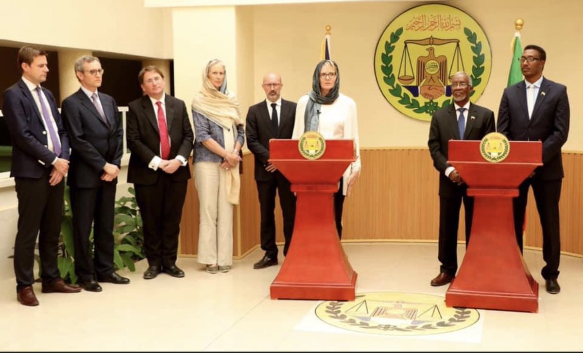Awale11's tweet photo. What a beautiful days when I & former minister #Faraton were representing #Somaliland in global stages.& presenting our cause.SOMALILAND looked,stronger, legitimate and was unstoppable.
Respectable Nation inside & Credible abroad.We can make #SL respectable.
#Somaliland
We can! https://t.co/sS1mdSVf5L