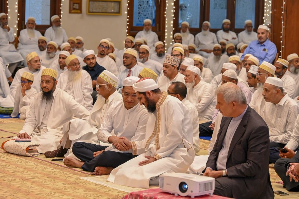 SriLankaTweet's tweet photo. The Dawoodi Bohra Community in #SriLanka, hosted an #Iftar &amp; dinner to commemorate #Ramadan.
Foreign Minister, Muslim MPs, scholars, Ambassadors, diplomats, business leaders &amp; several other individuals were among those who attended. #LKA https://t.co/JFPMbsAguY