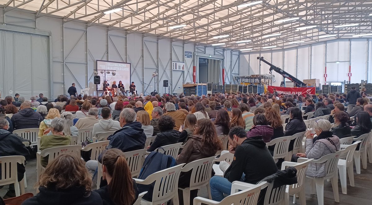 NonOriana's tweet photo. #Firenze 
Con la #FirenzeCheNonConta al #Festival di #Letteratura della #WorkingClass alla #GKN di #CampiBisenzio. 
Dopo le minacce del #liquidatore #QF di denunciare tutti e di tagliare le utenze le presenze sono raddoppiate.
Molto prevedibilmente.
Molto giustamente. https://t.co/ZJUOO7riCu