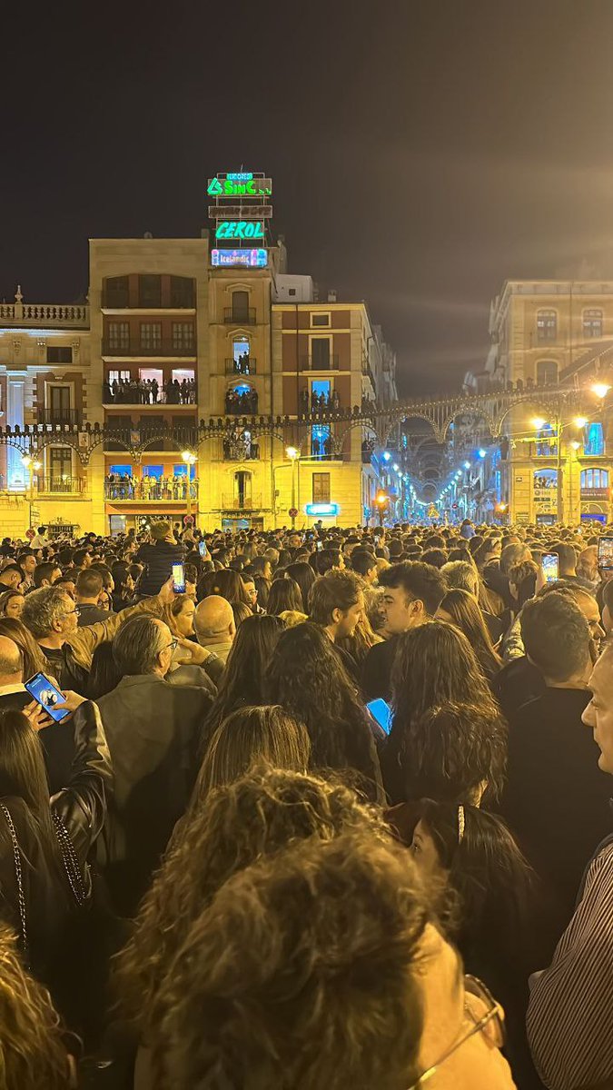 FilaMagenta's tweet photo. Ahir va ser un dia complet, ple d'esdeveniments. Al migdia vam acollir el tradicional concurs de tapes de la filà. Per la vesprada, l'assaig per als xiquets i xiquetes, i per la nit vam veure el cartell anunciador de les festes!
Visca Sant Jordi! 🏴󠁧󠁢󠁥󠁮󠁧󠁿 https://t.co/PYW5ForUcW