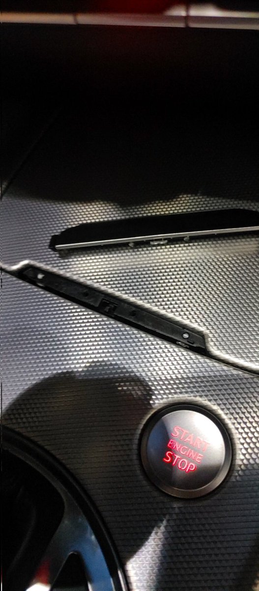 0926nano's tweet photo. TTのセンターコンソールボックスのスライド蓋折れたんだけどこんなことあるの？
#Audi https://t.co/JPZjmu9p4X
