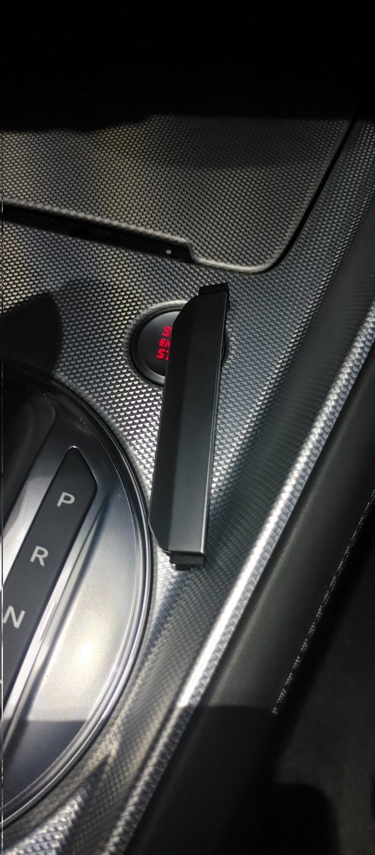 0926nano's tweet photo. TTのセンターコンソールボックスのスライド蓋折れたんだけどこんなことあるの？
#Audi https://t.co/JPZjmu9p4X