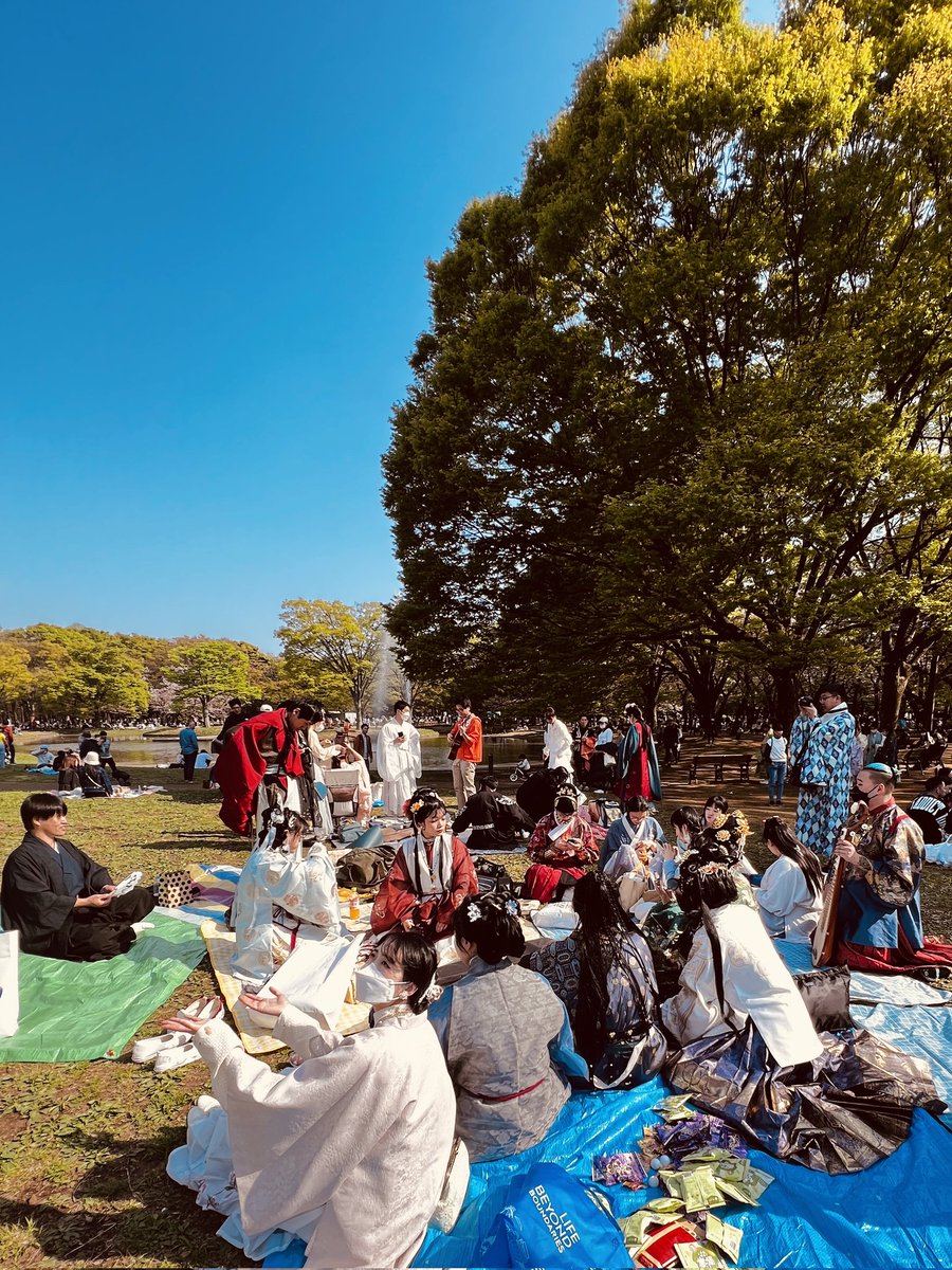 zjjhpazxy's tweet image. (4/1)代々木公園
中国語で人山人海と言える
電波全然ないのはワロッタ🤭

#漢服　を着て、日本舞を見って、各地のお菓子を食べながら楽器(中国の二胡琵琶と琉球の三線)を弾くのは最高でした～✨🌟❤️☺️
#hanfu #ryukyu #琉球 #日本 #Japan #花見 #お花見 #伝統服　#party #二胡　#琵琶 #三線 #China