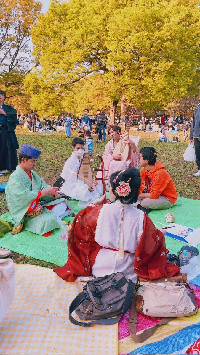 zjjhpazxy's tweet image. (4/1)代々木公園
中国語で人山人海と言える
電波全然ないのはワロッタ🤭

#漢服　を着て、日本舞を見って、各地のお菓子を食べながら楽器(中国の二胡琵琶と琉球の三線)を弾くのは最高でした～✨🌟❤️☺️
#hanfu #ryukyu #琉球 #日本 #Japan #花見 #お花見 #伝統服　#party #二胡　#琵琶 #三線 #China