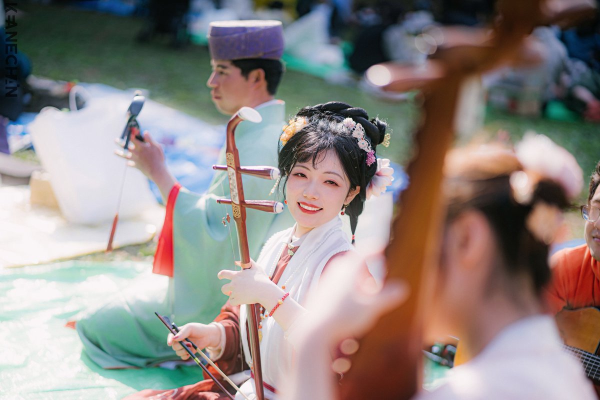 zjjhpazxy's tweet image. (4/1)代々木公園
中国語で人山人海と言える
電波全然ないのはワロッタ🤭

#漢服　を着て、日本舞を見って、各地のお菓子を食べながら楽器(中国の二胡琵琶と琉球の三線)を弾くのは最高でした～✨🌟❤️☺️
#hanfu #ryukyu #琉球 #日本 #Japan #花見 #お花見 #伝統服　#party #二胡　#琵琶 #三線 #China