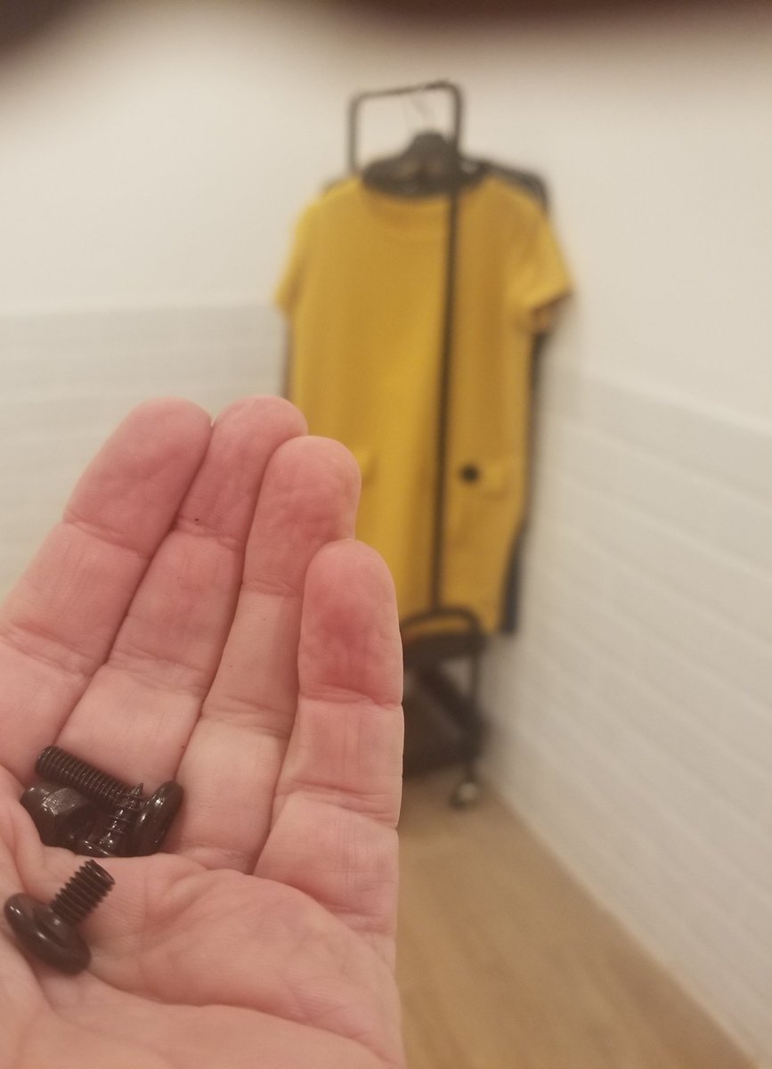 LLuyben's tweet image. leuk zo'n nieuw, zelf in mekaar gezet, ophangrekje. Maarre, wat moet ik met deze schroeven....? 🤭 #help #klusser #zondag