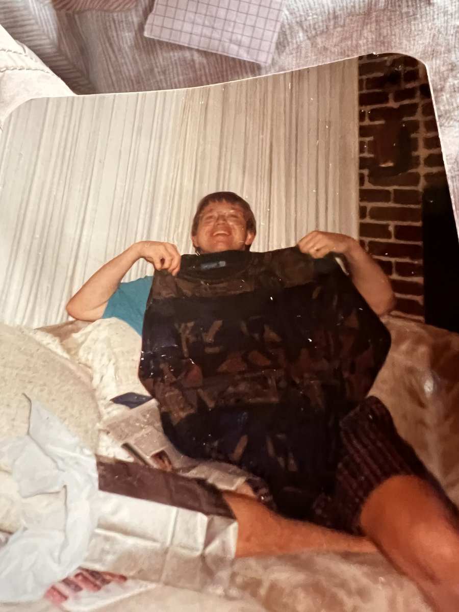 oopsthanku's tweet photo. can anyone help me find this sweater❤️❤️❤️ it was my dads and of course he donated it at some point 😖 but he passed away 10 months ago and id love to find it on the internet somehow…….thatd be cool! 🦋 https://t.co/e7AwawH7jh
