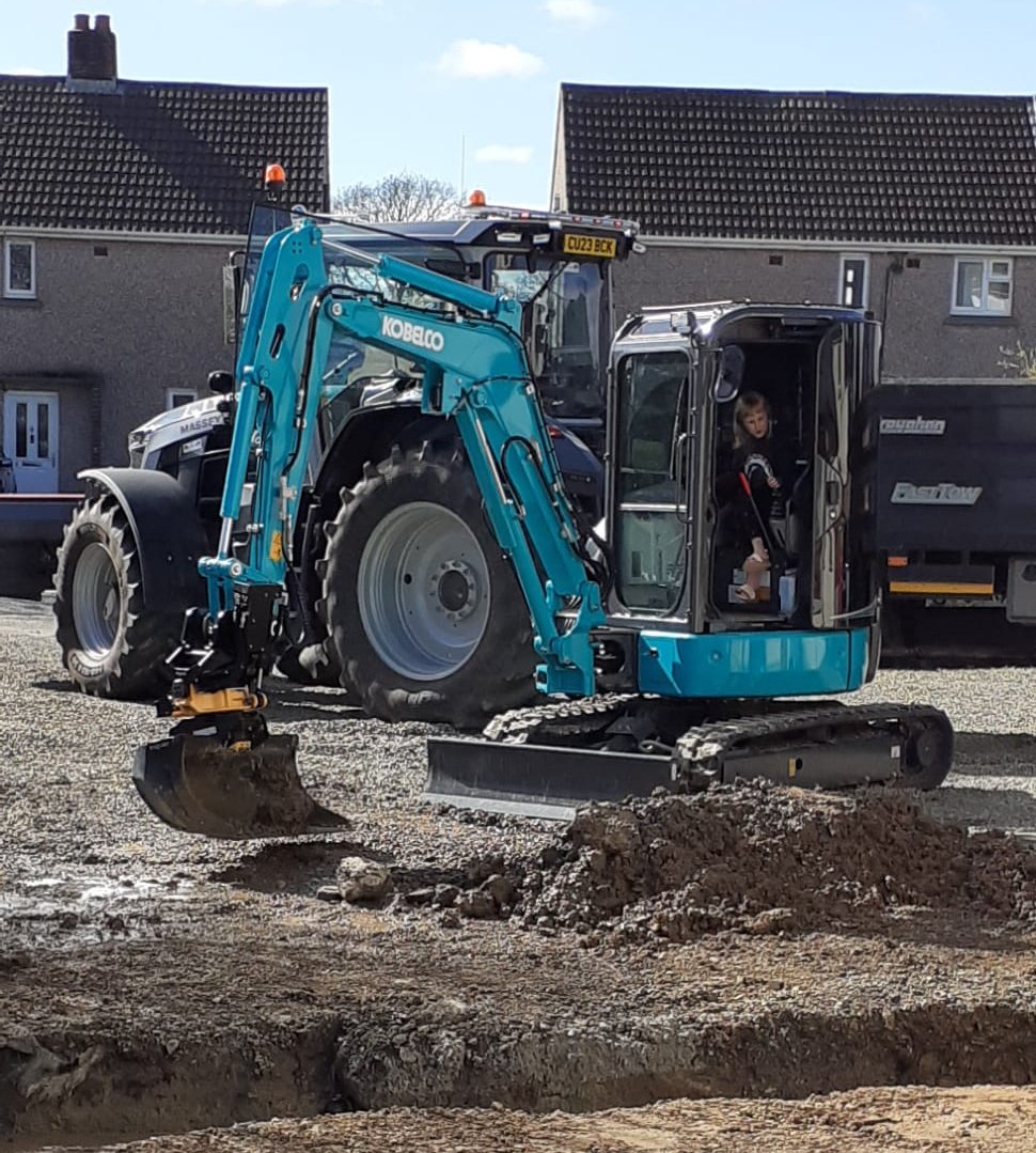 nevdavies4's tweet photo. Had to laugh to myself this morning, how things have gone from sitting on CRAP, loading a grey fergie and trailer,to loading CRAP into a trailer behind a grey fergie 🤣🤣👍
#hetiincharge👍
#theystartedit!! https://t.co/4YnAGk35nF