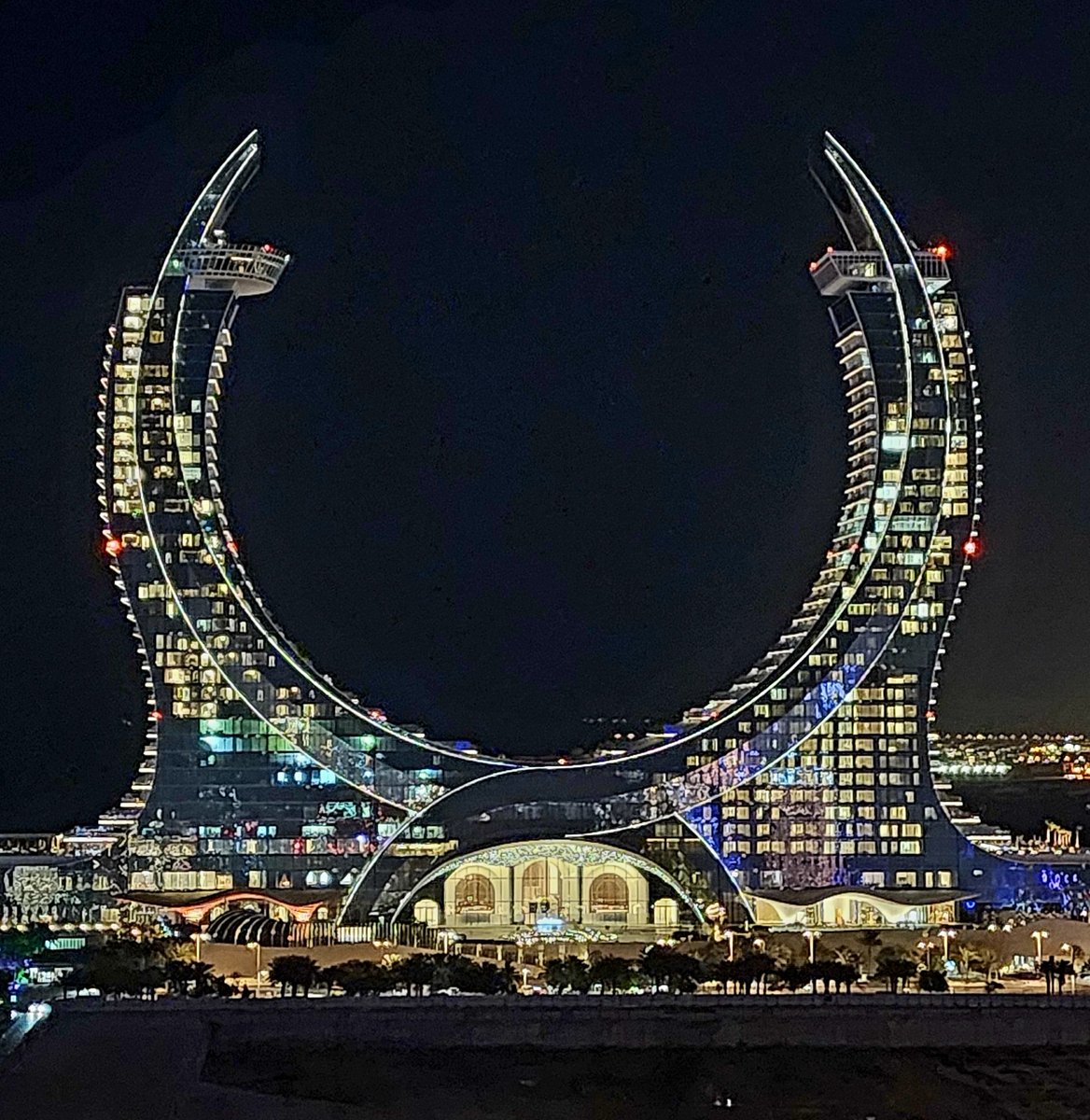 jakuzzee's tweet photo. A long layover in #Doha allowed us to step out and explore the magnificent city, indulge in delicious iftari, walk on the b'ful boulevard, ride on e-scooters, enjoy a mesmerising skyline and much much more... the icing on the cake was meeting with old buddies.  

@VisitQatar https://t.co/Fsaj6k6e3Z